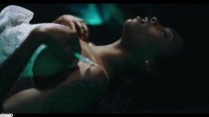 Mulher negra com peitos enormes faz sexo com monstro alienígena