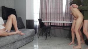 Corno observa companheira vagabunda recebendo CREAMPIE