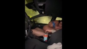 Italienisches Model lässt sich gerne im Auto ficken