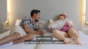 Stiefbruder und Stiefschwester kämpfen in einem Lodge-Zimmer mit Kissen.