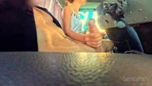 대중 버스 모험: 내 무거운 수탉을 관능적인 귀여운 소녀에게 선물합니다...그녀는 저항할 수 없을 것입니다.