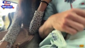 Öffentlicher Schwanzwichser in einem vollbesetzten Bus – brachte ihn mühsam zum Orgasmus! – Schwanzblitzer